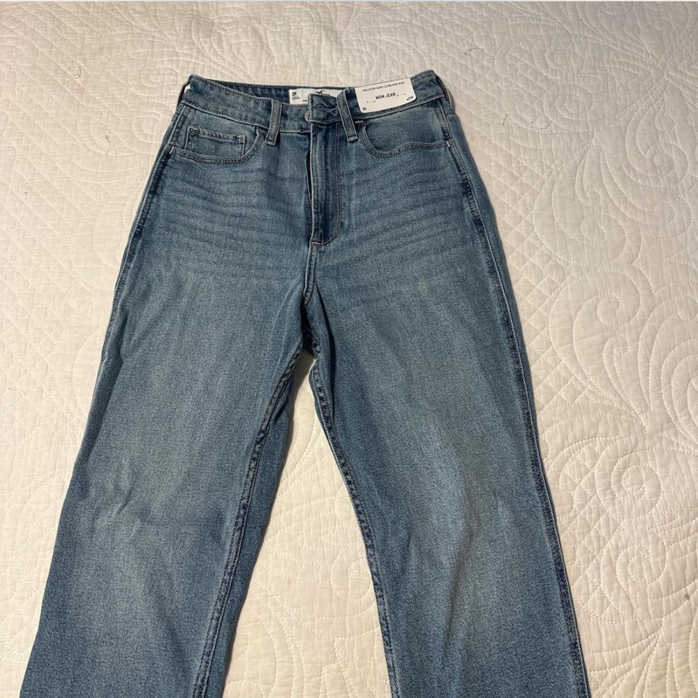 I’m selling these Hollister high rise mom jeans in size 0!!